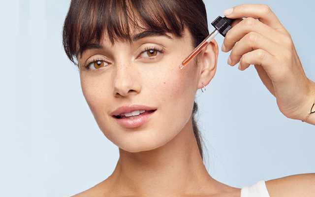 Da khô nên chọn Serum chống lão hóa có chứa các thành phần làm dịu da