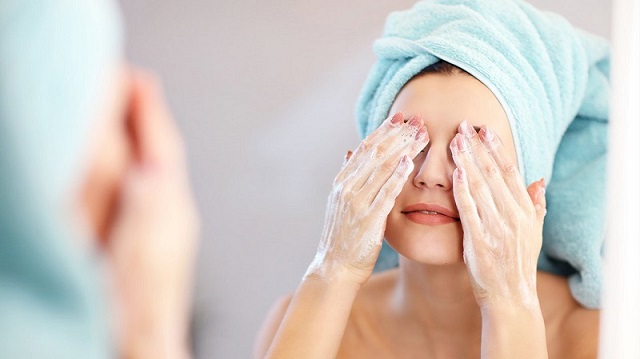 Da thường nên dùng sữa rửa mặt vào thời điểm nào tốt nhất?