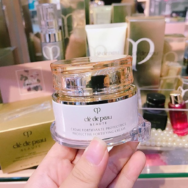 Kem đặc trị nám tàn nhang Nhật Clé De Peau Beaute Protective Fortifying Cream
