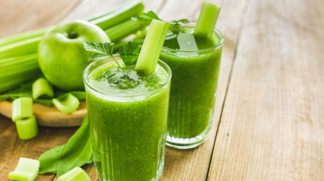 Nước ép cần tây giúp nam giới xóa tan buồn biền chuyện chăn gối