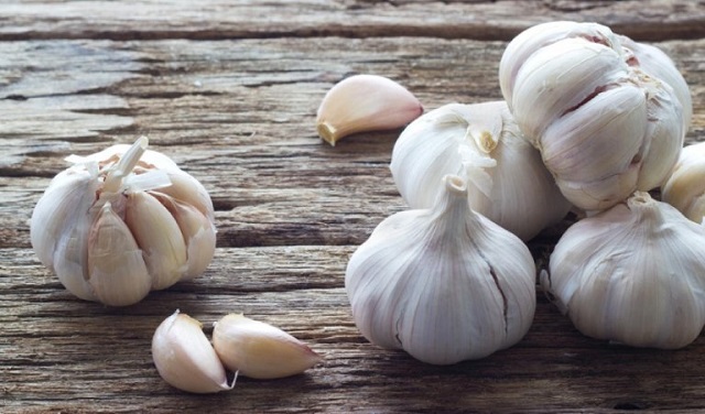 Sử dụng món ăn chế biến có tỏi để trị xuất tinh sớm