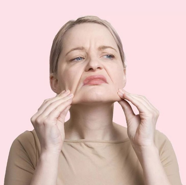 Thoa Serum chống lão hóa đừng quên massage nhẹ nhàng để dưỡng chất thẩm thấu vào tế bào