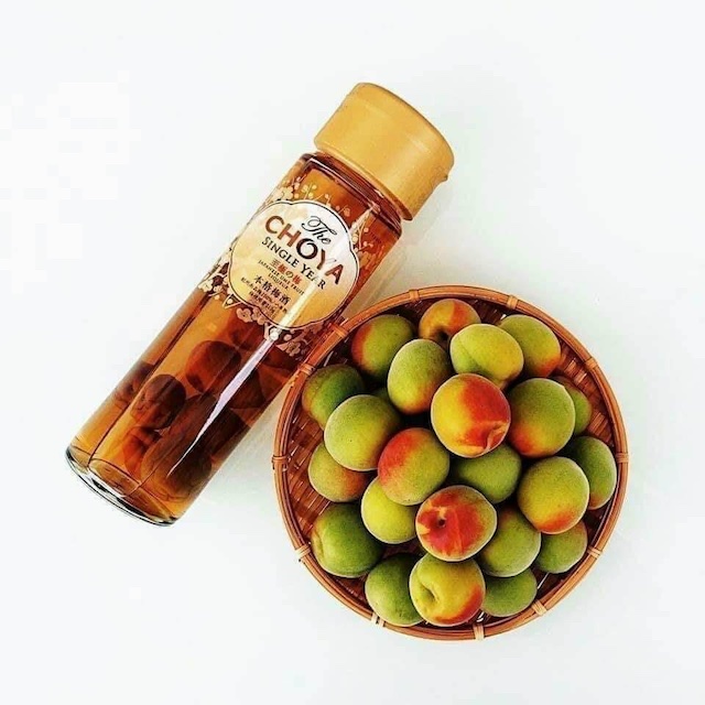 Rượu mơ Choya vàng cũng đặc biệt không kém